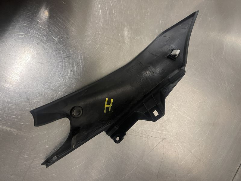 Honda CBR 125 2015 Tank kåpe høyre 