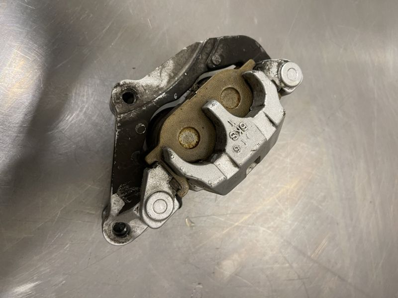 Yamaha XVS1100 Dragstar 2001 Bremsecaliper foran venstre 