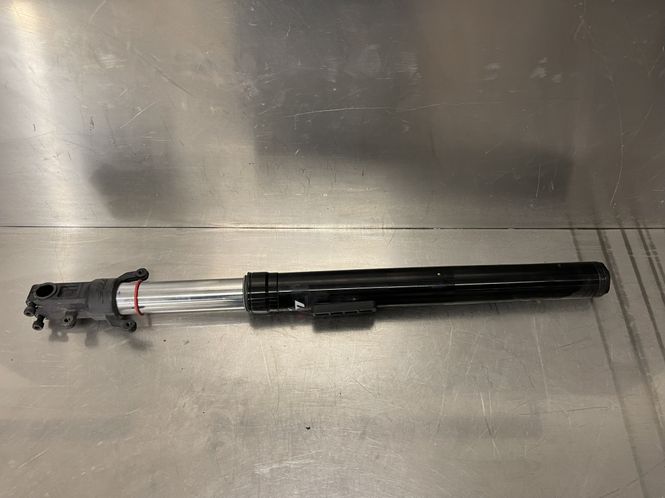 Hovedbilde Husqvarna Svartpilen 401 2023 Gaffelbein høyre