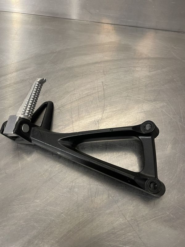 Yamaha MT125 2020-2025 Fothviler m/brakett passasjer høyre 